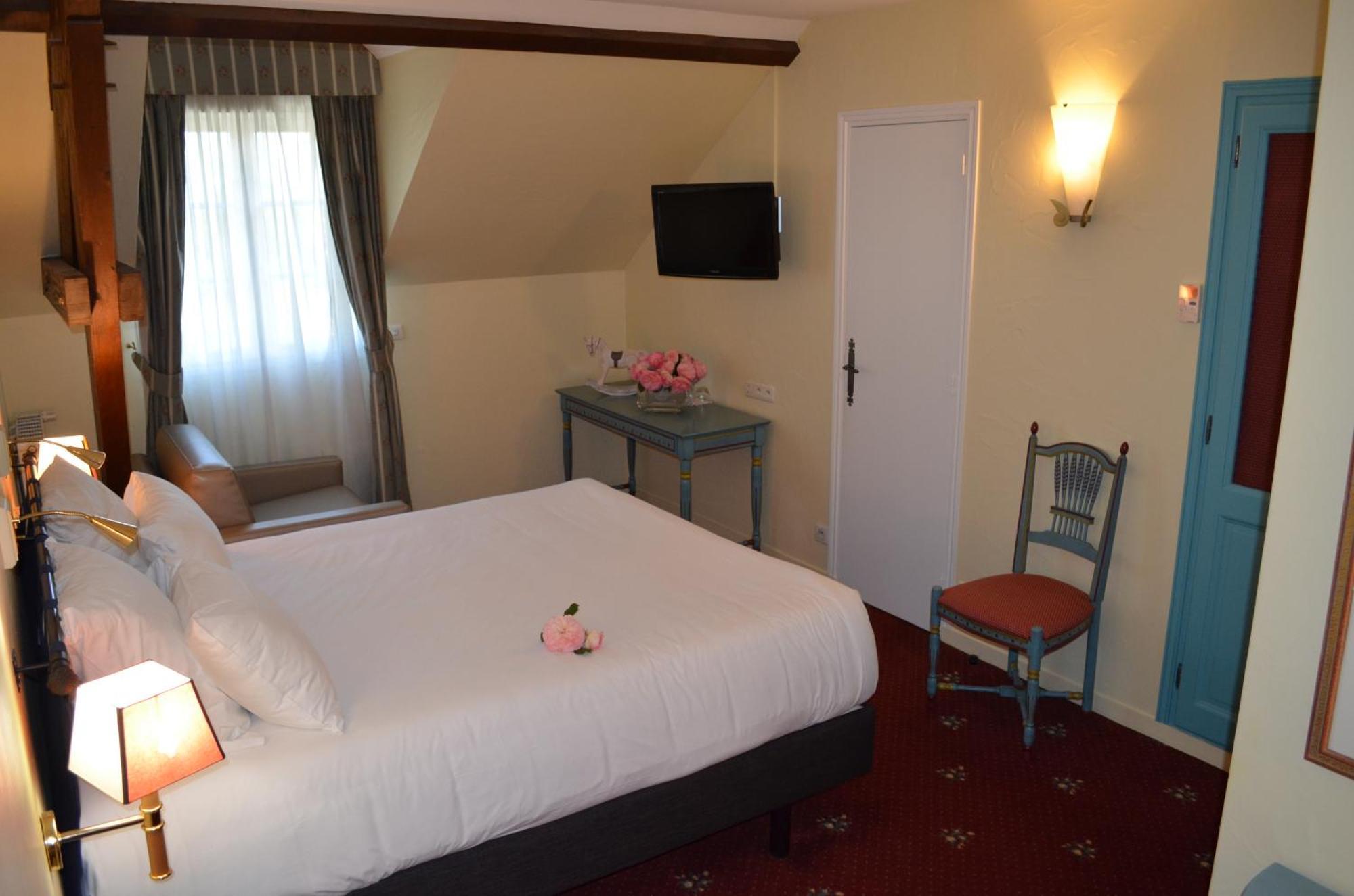 Logis Hotel Auberge Du Cheval Blanc Yvoy-le-Marron ภายนอก รูปภาพ