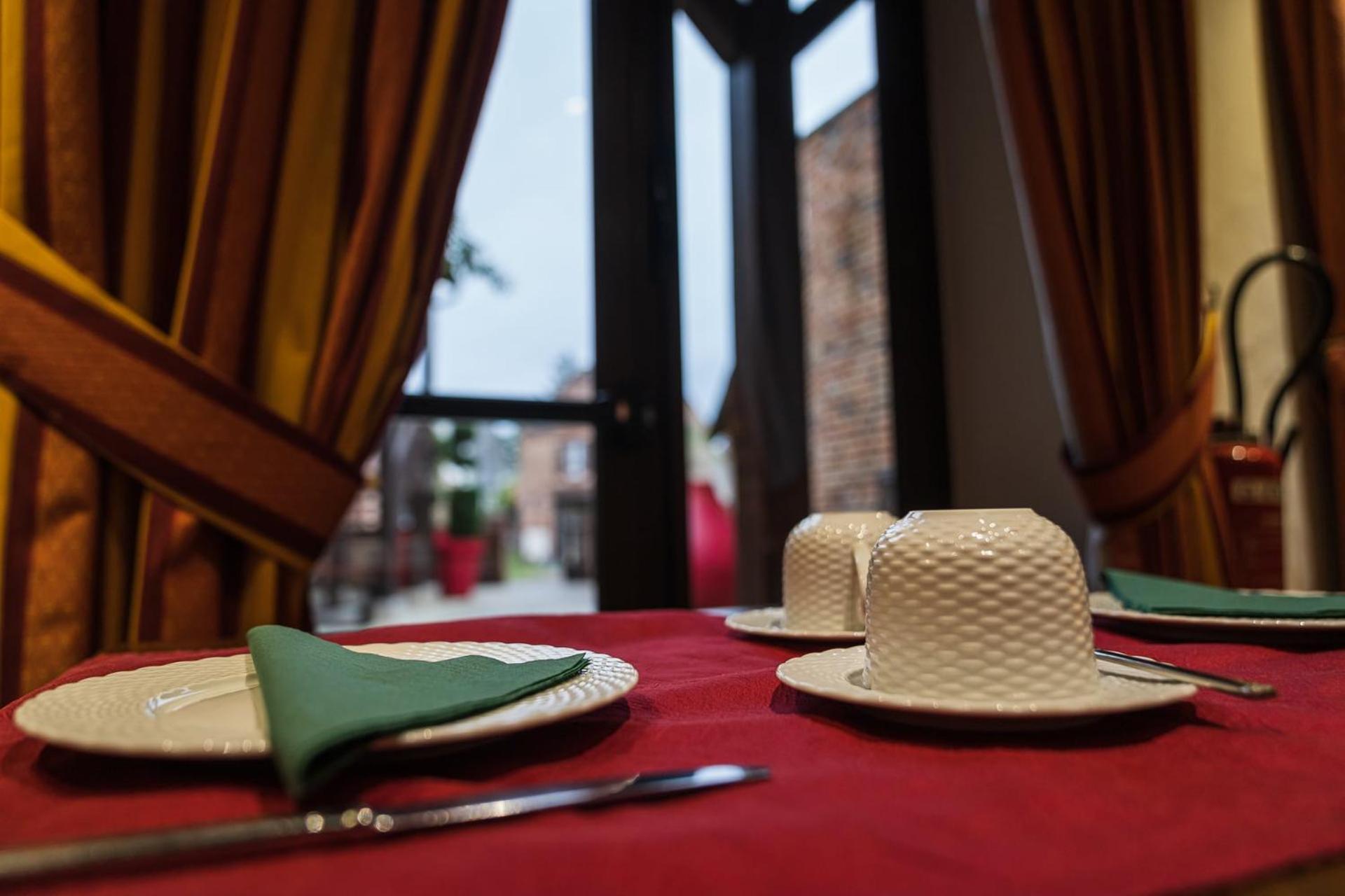Logis Hotel Auberge Du Cheval Blanc Yvoy-le-Marron ภายนอก รูปภาพ